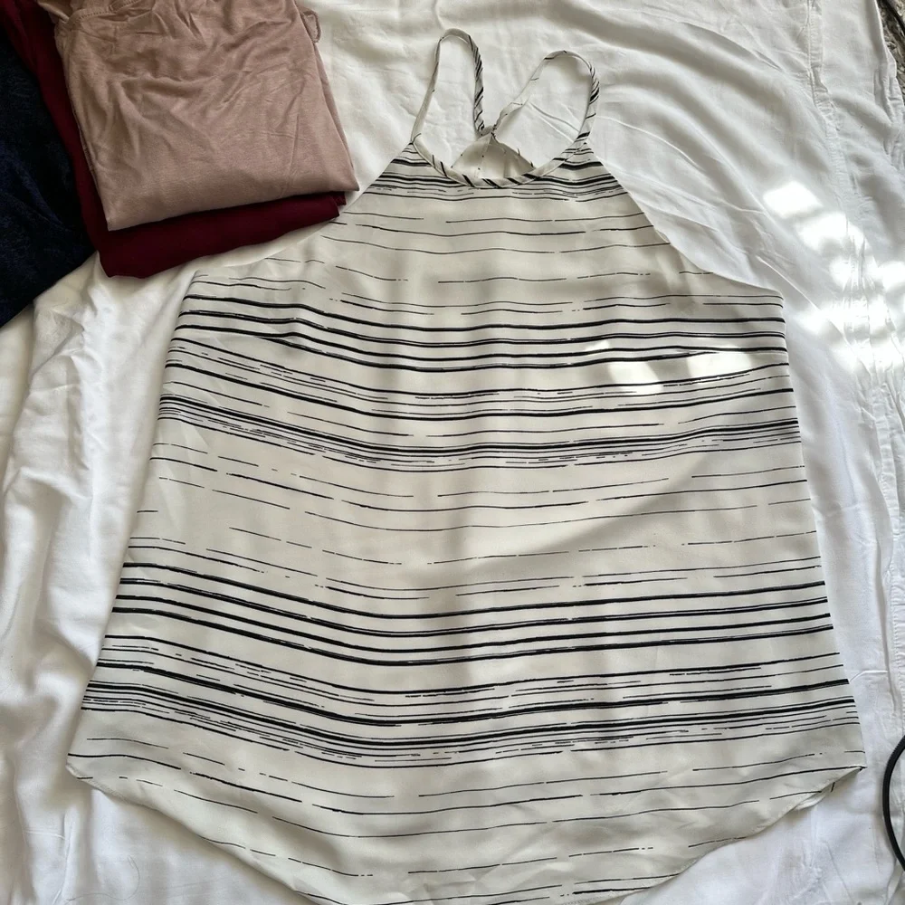 🔔🎉BUNDLE 5 Blouses (Small, Medium and XL) - Picture 5 of 6